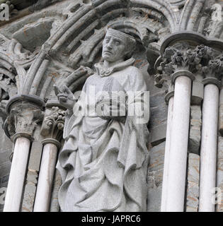 Particolare della facciata ovest della cattedrale di Nidaros: una statua di San Nicasius, Arcivescovo di Reims, che fu decapitato dai vandali sui gradini della sua c Foto Stock