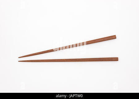 Tradizionale Giapponese bacchette di legno su sfondo bianco Foto Stock