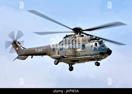 Un Aerospatiale AS332M1 Super Puma, da Luftransportstaffel 6, Swiss Air Force, Alpnach, al Royal International Air Tattoo, RAF Fairford, Regno Unito. Foto Stock