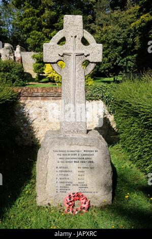 War Memorial, Ayot St Lawrence, Hertfordshire, stando in piedi vicino alla vecchia chiesa di San Lorenzo ricorda gli uomini da Ayot St Lawrence che hanno dato la loro vita Foto Stock