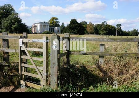 Visualizzare attraverso i campi e il sentiero per la nuova chiesa di San Lorenzo, Ayot St Lawrence, Hertfordshire. Foto Stock