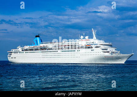 La Thomson Dream nave da crociera in partenza il porto di Rodi, Rodi, Grecia Foto Stock