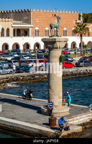 Una statua di cervo su un plinto all'ingresso Mandraki Harbour, Rodi, Rodi, Grecia Foto Stock