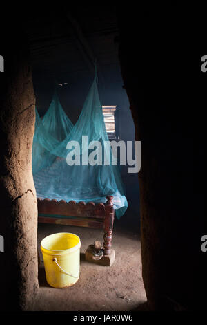 Una zanzariera di consegnare un letto in una capanna del Kenya, Africa. Foto Stock