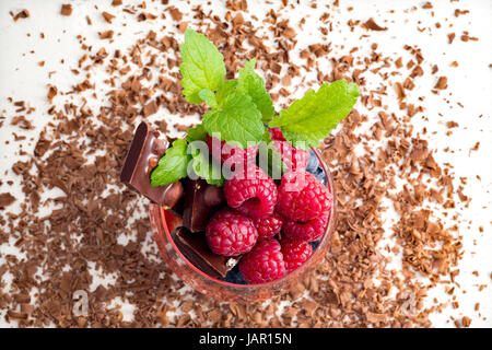 Immagine ravvicinata di marrone cioccolato con frutta fresca Foto Stock