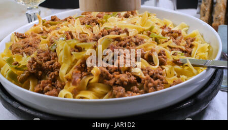 Vista ravvicinata di deliziose steamy fettuccine in salsa bolognese Foto Stock