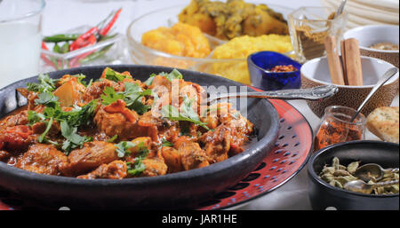 Vista ravvicinata di un delizioso pollo tikka masala con spezie indiane Foto Stock