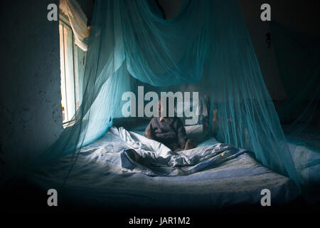 Un bambino sotto una zanzariera, Kenya, Africa Foto Stock