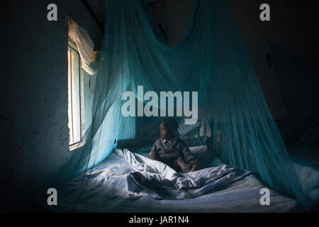 Un bambino sotto una zanzariera, Kenya, Africa Foto Stock