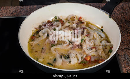 La cottura di pasta nera con calamari (seppie) e l'inchiostro Foto Stock