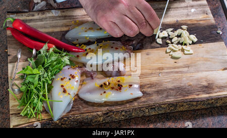 Il taglio di aglio per pasta nera con calamari (seppie) e l'inchiostro Foto Stock