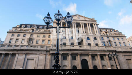 Veduta della facciata della banca di Inghilterra nel quartiere finanziario della City di Londra Foto Stock