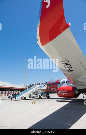 I passeggeri di salire a bordo di un aeromobile Jet2.com all'aeroporto di Ibiza Foto Stock