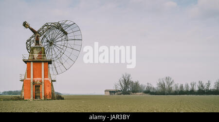 Futuro retrò: rotto e abbandonato radio telescope nella pianura padana vicino a Bologna, Italia. Foto Stock