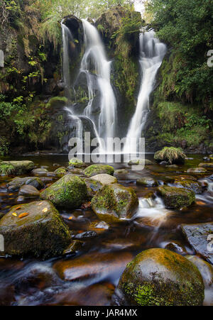 Una bellissima cascata nella valle della desolazione, Bolton Abbey, North Yorkshire Foto Stock