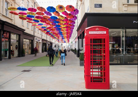 Ombrelli sospesi in aria sopra gli acquirenti nel Southgate Shopping Center, Bath, Inghilterra, Regno Unito Foto Stock