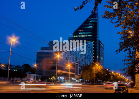 Ekaterinburg, Russia - Settembre 24.2016: Casa di artisti circensi in strada 8 marzo notte cityscape Foto Stock