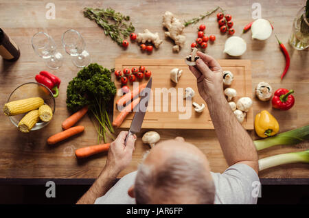 L'uomo la preparazione di cibo vegan Foto Stock