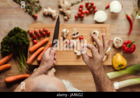 L'uomo la preparazione di cibo vegan Foto Stock