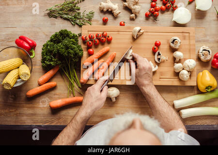 L'uomo la preparazione di cibo vegan Foto Stock