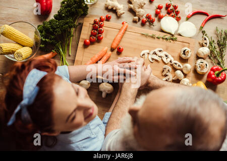 Accoppiare la preparazione di cibo vegan Foto Stock