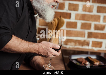 Uomo con bicchiere di vino Foto Stock