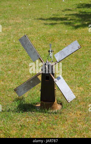 Un fatto a mano il mulino a vento di lavoro nel giardino del maker, fatto di creta sparata, metallo e pochi componenti meccano, Foto Stock