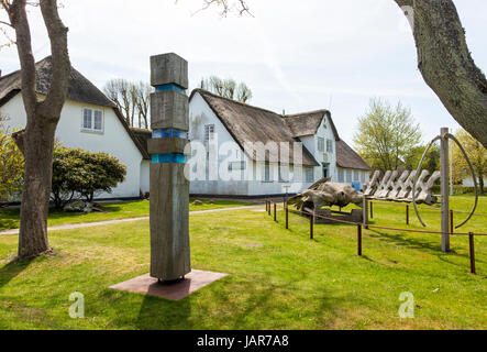 Sylt, Germania - 11 maggio 2017: ossa di balena e di una scultura nel cortile del museo locale di Sylt a Keitum village Foto Stock