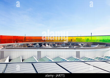 Aarhus, Danimarca - 2 maggio 2017: vista su aarhus attraverso il rainbow colore fumè installazione di Olafur Eliasson sul tetto di AROS, il Museu d'arte Foto Stock