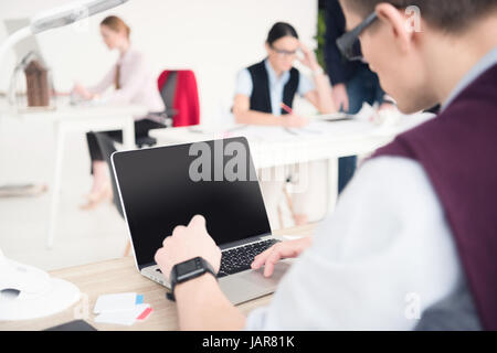 Giovane uomo d affari con computer portatile Foto Stock