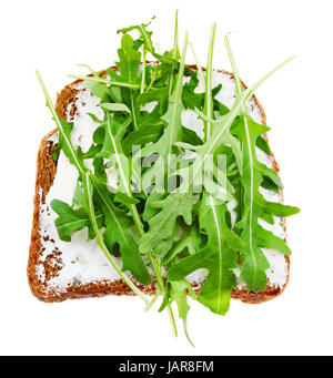 Vista superiore del sandwich di pane di segale, formaggio morbido e rucola fresca isolati su sfondo bianco Foto Stock