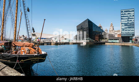 Liverpool Regno Unito vista attraverso la Canning Dock per aprire Eye Galleria e Museo di Liverpool Foto Stock