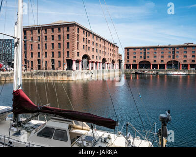 L'Albert Dock complesso di edifici del dock e magazzini è stato aperto nel 1846, di Liverpool, in Inghilterra. progettato da jesse hartley e Philip hardwick Foto Stock