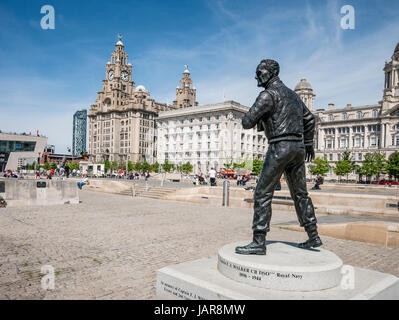 Statua di capitano F.J.Walker CB DSO di fronte le Tre Grazie edifici Liverpool Regno Unito Foto Stock