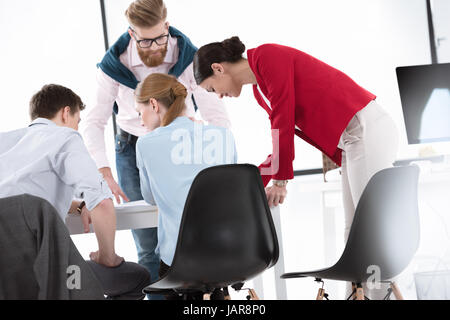 Giovani imprenditori che lavorano insieme Foto Stock