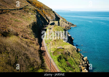 Il Cliff Walk è un cammino lineare tra Bray e Greystones, seguendo la linea ferroviaria lungo le scogliere di Bray testa. Questo ben tenuto a piedi offrono incredibili e vedute suggestive lungo scogliere a picco nel mare d'Irlanda. Prendete uno dei numerosi treni per tornare al punto di partenza . Foto Stock