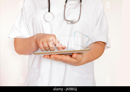 Medico donna utilizzando Tablet PC. Foto Stock