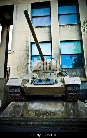 Serbatoio sovietica T-34 di fronte il Museo dell'esercito a Praga Zizkov Foto Stock