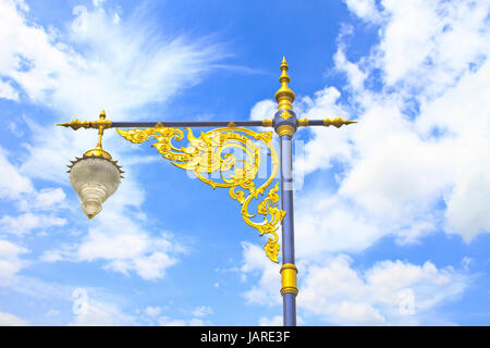 Golden palo di illuminazione sul cielo blu, stile tailandese statua Foto Stock