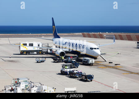 Piano di Ryanair sul terreno, Lanzarote Airport, Lanzarote, Isole Canarie Europa Foto Stock