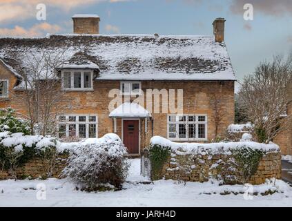 Cotswold cottage nella neve, Broadway, Worcestershire, Inghilterra. Foto Stock