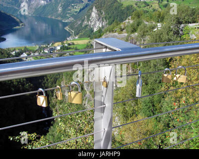 Castello di amore e di felicità per la recinzione del ponte. Splendida vista dal ponte Foto Stock