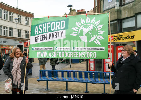 Diverse persone sono state ferite e le tre persone arrestate il giorno dopo di estrema destra e antifascista di manifestanti si scontrano durante le proteste contrapposte in Dover Foto Stock