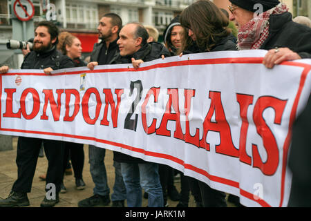 Diverse persone sono state ferite e le tre persone arrestate il giorno dopo di estrema destra e antifascista di manifestanti si scontrano durante le proteste contrapposte in Dover Foto Stock