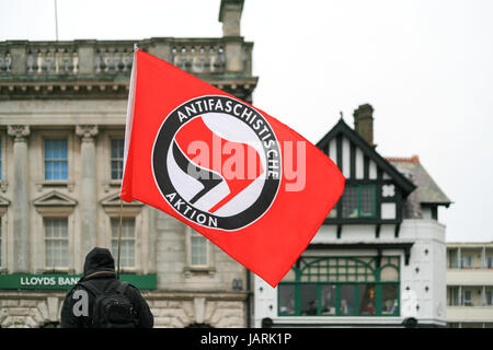 Diverse persone sono state ferite e le tre persone arrestate il giorno dopo di estrema destra e antifascista di manifestanti si scontrano durante le proteste contrapposte in Dover Foto Stock