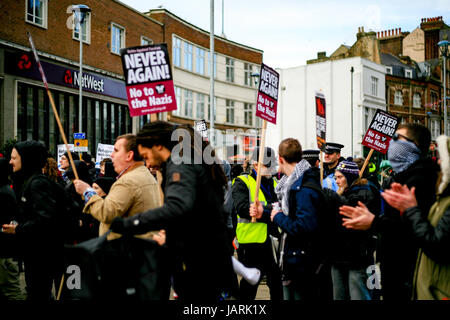 Diverse persone sono state ferite e le tre persone arrestate il giorno dopo di estrema destra e antifascista di manifestanti si scontrano durante le proteste contrapposte in Dover Foto Stock