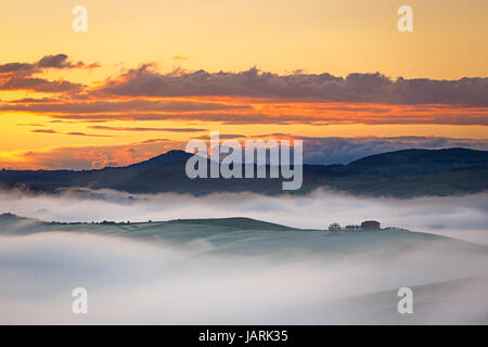 Agriturismo vicino in Val d'Orcia a foggy dawn, Toscana, Italia Foto Stock