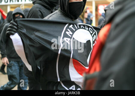 Diverse persone sono state ferite e le tre persone arrestate il giorno dopo di estrema destra e antifascista di manifestanti si scontrano durante le proteste contrapposte in Dover Foto Stock