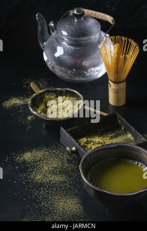 Il tè verde Matcha polvere e bere Foto Stock