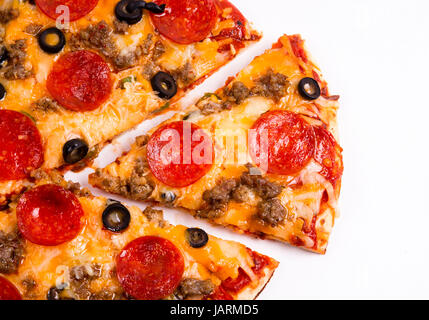 Una fresca carne cotta salsiccia per pizza salsiccia nero oliva pizza tagliata a fette Foto Stock